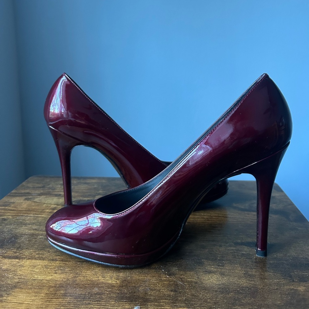 Stuart Weitzman Burgundy Round Toe Patent Leather Sole Pumps Heels Size 8M